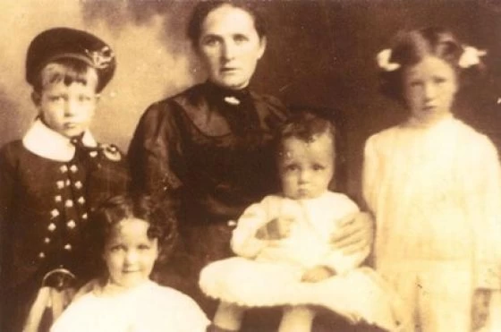 Donald Thomson far left with his mother and siblings