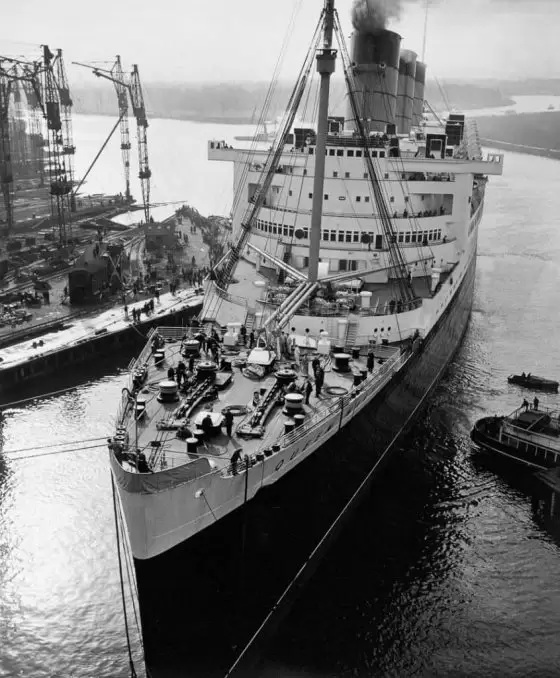 Cunard Line Ocean Liner RMS Queen Mary leaving Clydebank Dock. 
Image courtesy of National Records of Scotland.